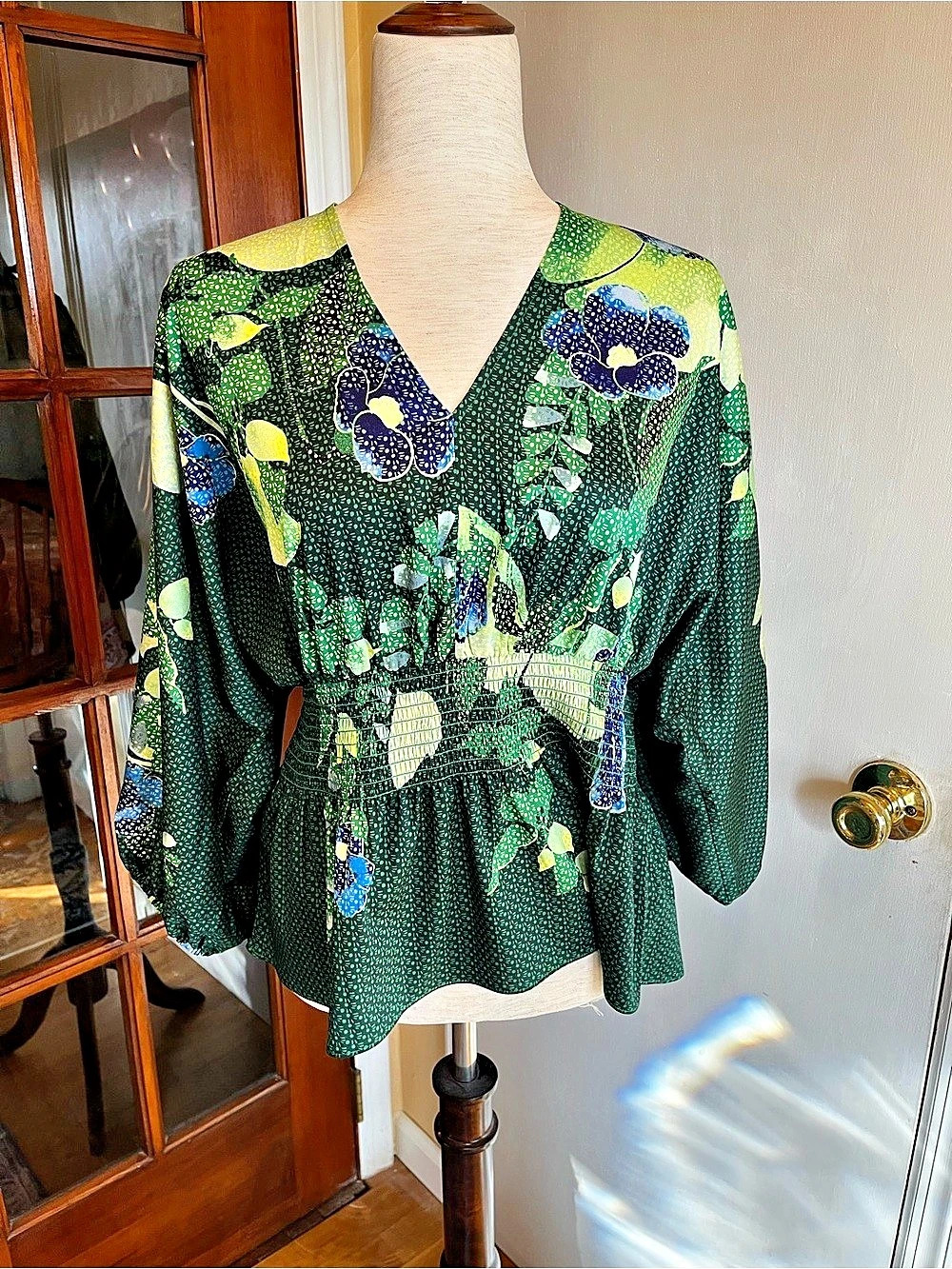 White House Black Market Floral Blouse in Green & Blue Size Large NWT